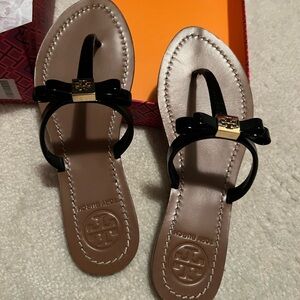 Tory Burch Leighanne black thong sandal- like new (6.5)